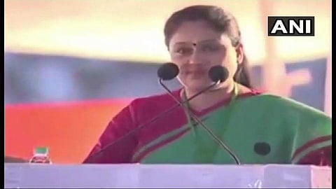 മോദിയെ കാണാന്‍ ഭീകരവാദിയെപ്പോലെ;ഏത് നിമിഷത്തിലും ആയാള്‍ ബോംബിടാം:  വിജയശാന്തി 