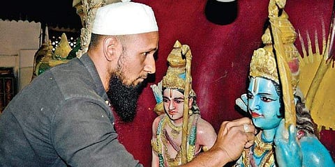 ബംഗളൂരിലെ രാമക്ഷേത്രം കഴുകി വൃത്തിയാക്കുന്നത് സദ്ദാം ഹുസൈന്‍