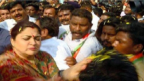 പ്രചാരണത്തിനിടെ ഖുശ്ബുവിന്റെ പിന്നില്‍ കയറിപ്പിടിച്ചു; കരണം പുകച്ച് നടി