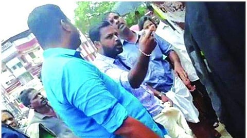 എല്‍ഡിഎഫിന് വോട്ട് അഭ്യര്‍ത്ഥിച്ച് നോട്ടീസ് നല്‍കിയ വിദ്യാര്‍ത്ഥിനികള്‍ക്ക് നേരെ സംഘപരിവാര്‍ ആക്രമണം; പരാതിയുമായി പെണ്‍കുട്ടികള്‍