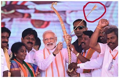 അമ്പും വില്ലും വീണ്ടും പണികൊടുത്തു; അമ്പ് തിരിച്ചുപിടിച്ച് ഫോട്ടോയ്ക്ക് പോസ് ചെയ്ത് മോദി, പരിഹാസവുമായി സോഷ്യല്‍ മീഡിയ