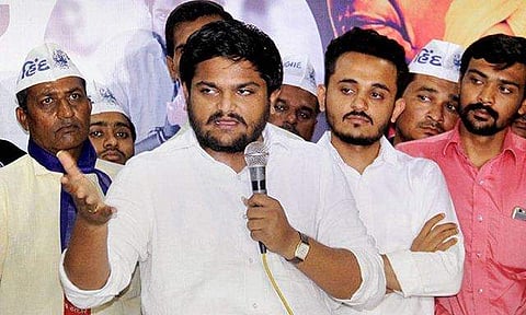 ഹാര്‍ദിക് പട്ടേലിന്റെ ഹെലികോപ്റ്ററിന് ഇറങ്ങാന്‍ അനുമതി നിഷേധിച്ച് കര്‍ഷകന്‍; സംഭവം തെരഞ്ഞെടുപ്പ് പ്രചാരണത്തിനിടെ