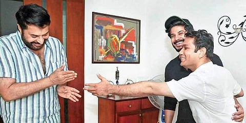 തെര‍ഞ്ഞെടുപ്പ് ചൂടിനിടെ സഹപാഠികളുടെ സം​ഗമം ; ദുൽഖർ സൽമാനും ഹൈബി ഈഡനും