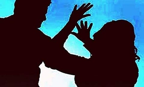 അര്‍ധരാത്രിയിലെ ഫോണ്‍ വിളി: ഭര്‍ത്താവ് ഭാര്യയെ കഴുത്ത് ഞെരിച്ച് കൊന്നു