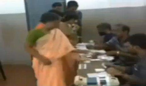 കാസര്‍കോട് കളളവോട്ട് നടന്നതിന്റെ തെളിവുകള്‍ പുറത്ത്; ജനപ്രതിനിധികള്‍ രണ്ടുതവണ വോട്ടുചെയ്യുന്നതായി ദൃശ്യങ്ങള്‍, കമ്മീഷന്‍ റിപ്പോര്‍ട്ട് തേടി