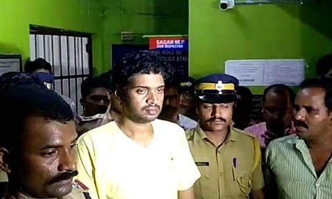 ആട്ടിറച്ചിയും കൂട്ടി സുഖ ഭക്ഷണം; ജയിലില്‍ കൂസലില്ലാതെ അരുണ്‍