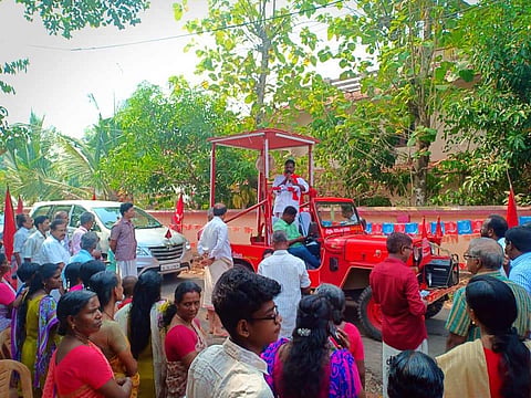 വാഹനത്തിന്റെ കമ്പിയില്‍ നെഞ്ചിടിച്ചു; പ്രചരണത്തിനിടെ ചിറ്റയം ഗോപകുമാറിന് പരുക്ക്