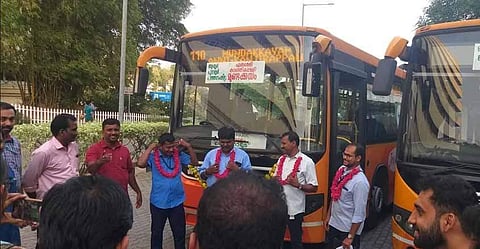 സ്വകാര്യ ബസുകളെ പിടിച്ചുകെട്ടി; ടെക്‌നോപാര്‍ക്കില്‍ നിന്നുള്ള ദീര്‍ഘദൂര കെഎസ്ആര്‍ടിസി ലോ ഫ്‌ലോര്‍ ബസുകള്‍ക്ക് വന്‍ വരവേല്‍പ്പ്