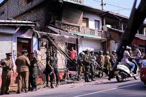 ശ്രീലങ്കയില്‍ വര്‍ഗീയ സംഘര്‍ഷം ; മുസ്ലിംപള്ളികള്‍ക്കും സ്ഥാപനങ്ങള്‍ക്കും നേര്‍ക്ക് ആക്രമണം ; സോഷ്യല്‍ മീഡിയക്ക് വീണ്ടും വിലക്കേര്‍പ്പെടുത്തി