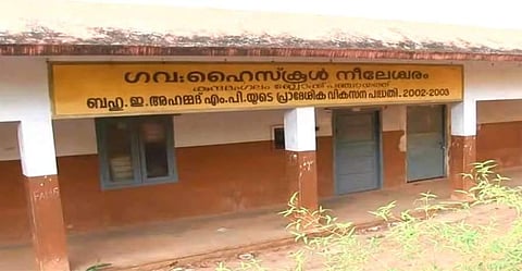 വിദ്യാര്‍ത്ഥികള്‍ക്ക് വേണ്ടി അധ്യാപകന്‍ പരീക്ഷയെഴുതിയ സംഭവം: മൂന്ന് അധ്യാപകര്‍ക്കെതിരെ ജാമ്യമില്ലാ വകുപ്പ് പ്രകാരം കേസ്