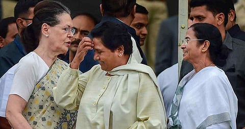 മമതയ്ക്ക് പിന്തുണയുമായി മായാവതി ; കമ്മീഷനെ വിമര്‍ശിച്ച് കോണ്‍ഗ്രസും രംഗത്ത് ; ബംഗാളിലെ നടപടിക്കെതിരെ പ്രതിപക്ഷം ഒറ്റക്കെട്ട്