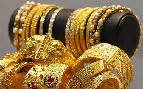 നെടുമ്പാശേരിയിൽ വീണ്ടും സ്വർണ്ണവേട്ട: വിമാനത്താവള ജീവനക്കാരനടക്കം രണ്ട്പേർ അറസ്റ്റിൽ