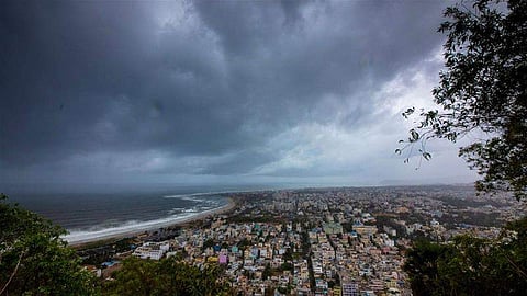 ഫോനി ചുഴലിക്കാറ്റ്:  എട്ടുലക്ഷം പേരെ ഒഴിപ്പിക്കുന്നു; അഞ്ച് ജില്ലകളില്‍ കനത്തനാശനഷ്ടത്തിന് സാധ്യത 