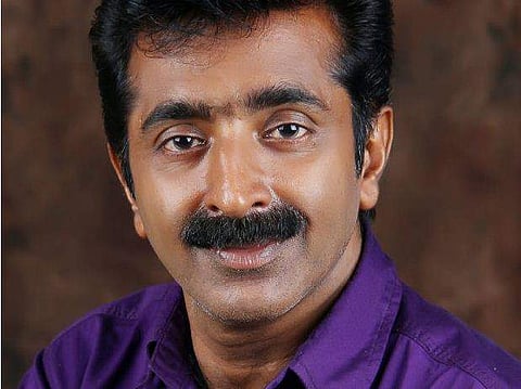 പരിപാടി അവതരിപ്പിക്കുന്നതിനിടെ പ്രമുഖ മിമിക്രി കലാകാരന്‍ കുഴഞ്ഞുവീണു മരിച്ചു