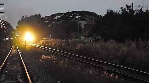 അര്‍ധരാത്രിയിയില്‍ റയില്‍വെട്രാക്കിലൂടെ പെണ്‍കുട്ടിയുമൊത്ത് ബൈക്ക് സവാരി; ദുരന്തമൊഴിവാക്കാന്‍ ട്രയിന്‍ 20 മിനിറ്റ് നിര്‍ത്തിയിട്ടു