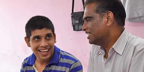 എന്‍ഡോസള്‍ഫാനോട് പൊരുതി അഖിലിന്റെ ജീവിതം; ബിരുദ പരീക്ഷയില്‍ സഹപാഠികളെ ഞെട്ടിച്ച് നേടിയത് 64% മാര്‍ക്ക് 