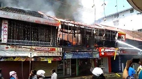 കൊച്ചി നഗരത്തെ മുള്‍മുനയില്‍ നിര്‍ത്തി ഒന്നരമണിക്കൂര്‍; വ്യാപാര സ്ഥാപനങ്ങളില്‍ പടര്‍ന്ന തീ നിയന്ത്രണവിധേയം, മൂന്നു കടകള്‍ കത്തിനശിച്ചു