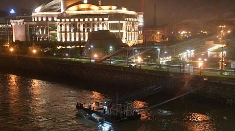 നദിയിൽ ബോട്ട് മുങ്ങി ഏഴ് വിനോദസഞ്ചാരികൾക്ക് ദാരുണാന്ത്യം