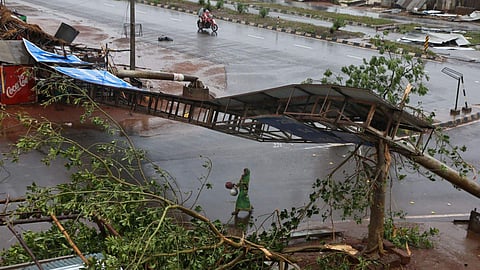 ബംഗാളിനേയും വിറപ്പിച്ച് ഫോനി; കനത്തമഴയും വെള്ളപ്പൊക്കവും; വിമാനത്താവളം അടച്ചു, ട്രെയ്‌നുകള്‍ റദ്ദാക്കി