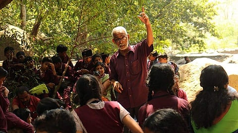 'സഖാവ് വള്ളി നിക്കറുമിട്ട് അജന്തയില്‍ ആദിപാപം കണ്ട് നടന്നപ്പോള്‍ നീലകണ്ഠന്‍ കമ്മ്യൂണിസ്റ്റായതാണ്'; വിമര്‍ശനങ്ങളോട് പ്രതികരിച്ച് സിആര്‍ നീലകണ്ഠന്‍