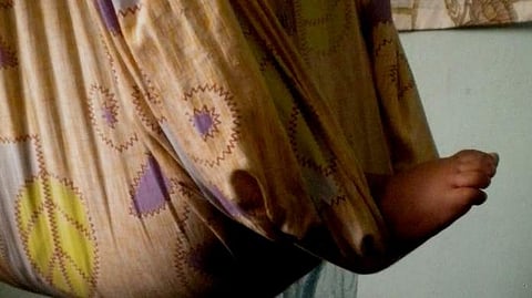 തൊട്ടിലിൽ ഉറങ്ങിക്കിടന്ന കുഞ്ഞിനെ എടുത്തുകൊണ്ടുപോയി സ്വര്‍ണാഭരണങ്ങള്‍ കവര്‍ന്നു; പഴന്തുണിക്കെട്ടിന് മുകളിൽ കുഞ്ഞിനെ ഉപേക്ഷിച്ചു