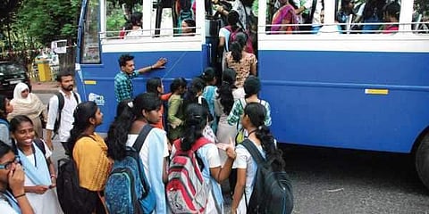 'കൈയിലുള്ളത് മൂന്ന് രൂപ, ഇനി പൈസയില്ല'; കണ്‍സഷന്‍ ചോദിച്ച വിദ്യാര്‍ത്ഥിനിയെ സ്വകാര്യ ബസ് കണ്ടക്ടര്‍ മഴയത്ത് ഇറക്കിവിട്ടു