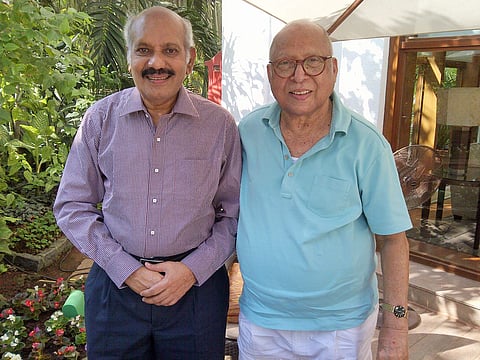 ക്യാപ്റ്റന്‍ കൃഷ്ണന്‍ നായര്‍ക്കൊപ്പം സേതു