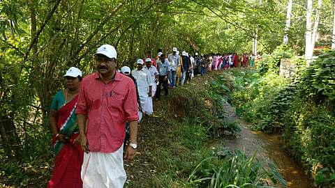 എംഎല്‍എ ഐബി സതീഷും നാട്ടുകാരും കൂടി നടത്തിയ പഠനയാത്ര