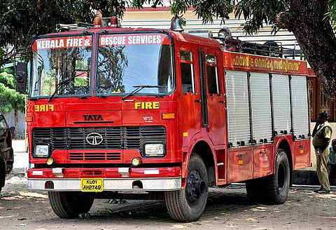 അമ്മ വിളിച്ചിട്ട് ഉണര്‍ന്നില്ല; ഫ്‌ലാറ്റില്‍ ഉറങ്ങിപ്പോയ മകനെ ഫയര്‍ഫോഴ്‌സ് ഏണിവച്ച് വിളിച്ചുണര്‍ത്തി