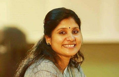 'സൈബര്‍ പെര്‍വേര്‍ട്ടുകളുടെ' ആവിഷ്‌കാരലീലകള്‍ തുടരുക; കേരളവര്‍മ്മയിലെ വിവാദ ബോര്‍ഡില്‍ പ്രതികരണവുമായി ദീപ നിശാന്ത് 