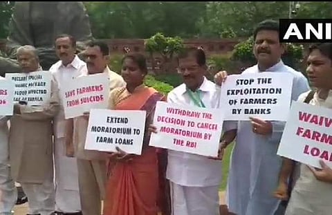 കാര്‍ഷിക വായ്പ; പാര്‍ലമെന്റിനു മുന്നില്‍ കേരള എംപിമാരുടെ ധര്‍ണ, പങ്കെടുക്കാതെ ആരിഫ്