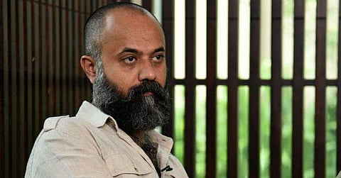 പുലരിയിലേക്ക് കൂവിയുണര്‍ത്തുന്ന കഥ: ഉണ്ണി ആറിന്റെ നോവലിനെക്കുറിച്ച് 