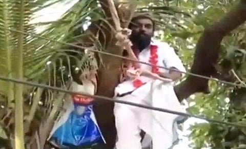കോടികൾ മുടക്കി തുടങ്ങിയ സ്ഥാപനത്തിന് രണ്ട് വർഷമായിട്ടും വൈദ്യുതി നൽകിയില്ല; ആത്മഹത്യാ ഭീഷണിയുമായി യുവ വ്യവസായി മരത്തിന് മുകളിൽ 