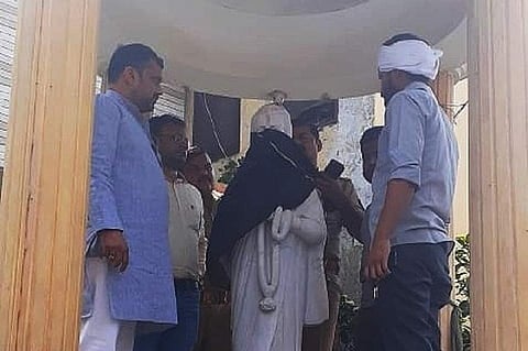 ഇന്ദിര ഗാന്ധിയുടെ പ്രതിമ കറുത്ത തുണികൊണ്ട് മൂടി; പ്രതിഷേധവുമായി കോണ്‍ഗ്രസ്