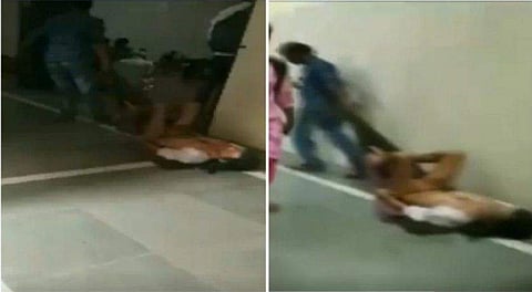 അവശനായ രോഗിയെ എക്‌സ്‌റേ റൂമിലേക്ക് വലിച്ചിഴച്ചു;  മെഡിക്കല്‍ കൊളേജില്‍ ജീവനക്കാരന്റെ ക്രൂരത; വീഡിയോ