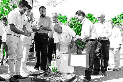 'ഒരു മരം നടാം നല്ല നാളേക്കായി' ; ആശാന്‍ തന്നെ ഇതു പറയണമെന്ന് സോഷ്യല്‍ മീഡിയയില്‍ വിമര്‍ശനം