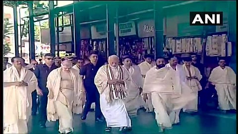 മുണ്ടുടുത്ത് കേരളീയ വേഷത്തില്‍ മോദി ഗുരുവായൂരില്‍ ; പൂര്‍ണകുംഭം നല്‍കി സ്വീകരണം ; താമരപ്പൂ കൊണ്ട് തുലാഭാരം 