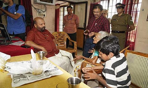 സംരക്ഷിക്കേണ്ട മകന്‍ ലഹരിക്ക് അടിമ; വയോധികയും ചെറുമകനും തെരുവില്‍, കൈത്താങ്ങായി കൃഷിമന്ത്രി