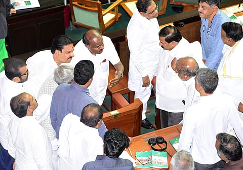 ഗവര്‍ണറെ തള്ളി സ്പീക്കര്‍; കര്‍ണാടകയില്‍ വിശ്വാസ വോട്ടെടുപ്പ് നടന്നില്ല: നിയസമഭ പിരിഞ്ഞു, ധര്‍ണയുമായി ബിജെപി