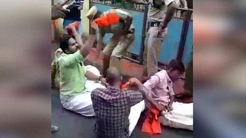 വിസിയുടെ വീട് ഉപരോധിക്കാനെത്തിയ എബിവിപി പ്രവര്‍ത്തകര്‍ക്ക് വീടുമാറി; പണി പാളി