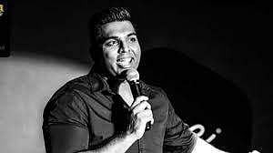 പരിപാടിക്കിടെ കൊമേഡിയന്‍ വേദിയില്‍ കുഴഞ്ഞ് വീണ് മരിച്ചു: അഭിനയമെന്ന് കരുതി കാണികള്‍