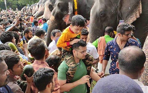 ആനയെ കാണണമെന്ന് മകന്‍; തോളത്തിരുത്തി അച്ഛന്‍, മഫ്തിയില്‍ യതീഷ് ചന്ദ്ര; ആനയൂട്ടിലെ വിഐപി ചിത്രങ്ങള്‍ വൈറല്‍ 