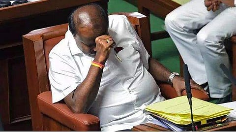 രാജിക്ക് തയ്യാറാണെന്ന് കുമാരസ്വാമി; കര്‍ണാടകയില്‍ തെരുവ് യുദ്ധം; നിരോധനാജ്ഞ
