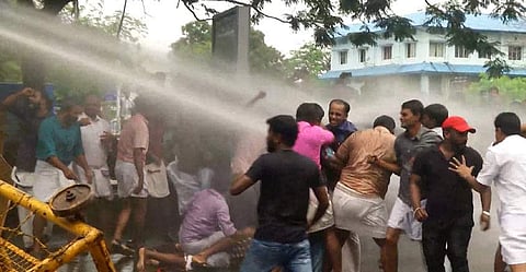 എറണാകുളം ലാത്തിചാര്‍ജ്: സിപിഐയ്ക്ക് കടുത്ത അതൃപ്തി; പരാതിയുമായി ഇ ചന്ദ്രശേഖരന്‍ മുഖ്യമന്ത്രിയെ കണ്ടു; കലക്ടര്‍ അന്വേഷിക്കും