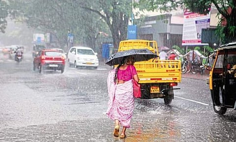 നാളെയോടെ മഴയുടെ ശക്തി കുറയും, ചൊവ്വാഴ്ച വീണ്ടും ശക്തിപ്പെടുമെന്ന് മുന്നറിയിപ്പ്