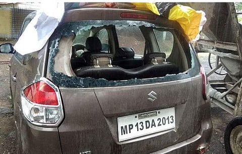 കുട്ടിക്കടത്തുകാരെന്ന് സംശയം; കോണ്‍ഗ്രസ് നേതാക്കളെ ഓടിച്ചിട്ട് അടിച്ച് ആള്‍ക്കൂട്ടം, കാറും തകര്‍ത്തു, അന്വേഷണം 