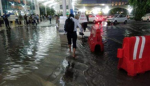 കനത്ത മഴയില്‍ മുംബൈ വെള്ളത്തില്‍: വിമാനങ്ങള്‍ റദ്ദാക്കി, റോഡ് ഗതാഗതവും താറുമാറായി