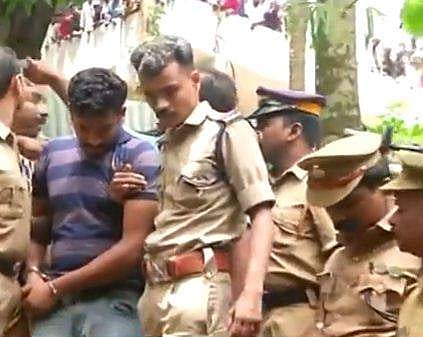 അമ്പൂരിയില്‍ എത്തിച്ച അഖിലിനെ വളഞ്ഞ് നാട്ടുകാര്‍: കല്ലേറ്, മാതാപിതാക്കളെ അറസ്റ്റ് ചെയ്യണമെന്ന് ആവശ്യം;സംഘര്‍ഷാവസ്ഥ