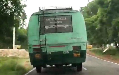 ഈ ധൈര്യം ഭയാനകം!; രണ്ട് ചക്രത്തില്‍ ബസിന്റെ സാഹസിക യാത്ര; വിമര്‍ശനം; വീഡിയോ