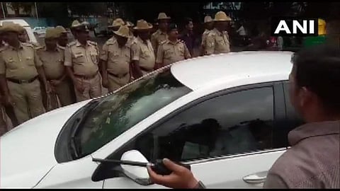 കര്‍ണാടക ഭരണകക്ഷി എംഎല്‍എമാര്‍ രാജ്ഭവനിലേക്ക് എത്തുന്നു/ ചിത്രം: എഎന്‍ഐ ട്വിറ്റര്‍